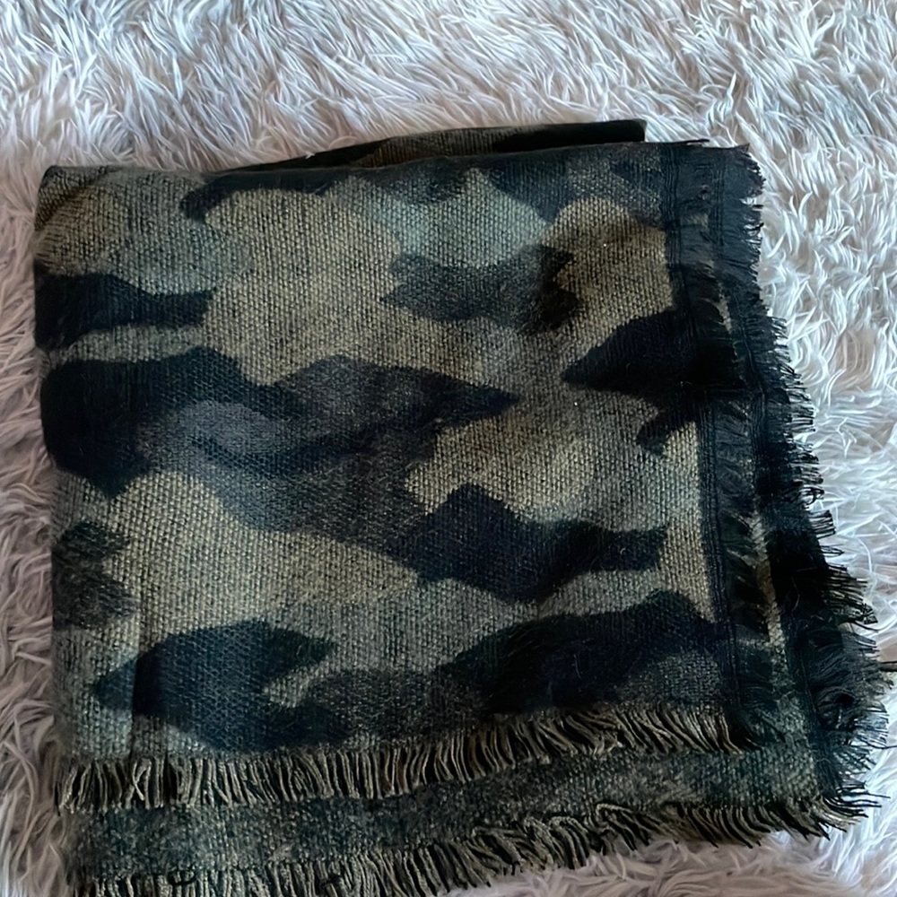 EVEREVE X Do Everything in Love CAMO Blanket Scarf